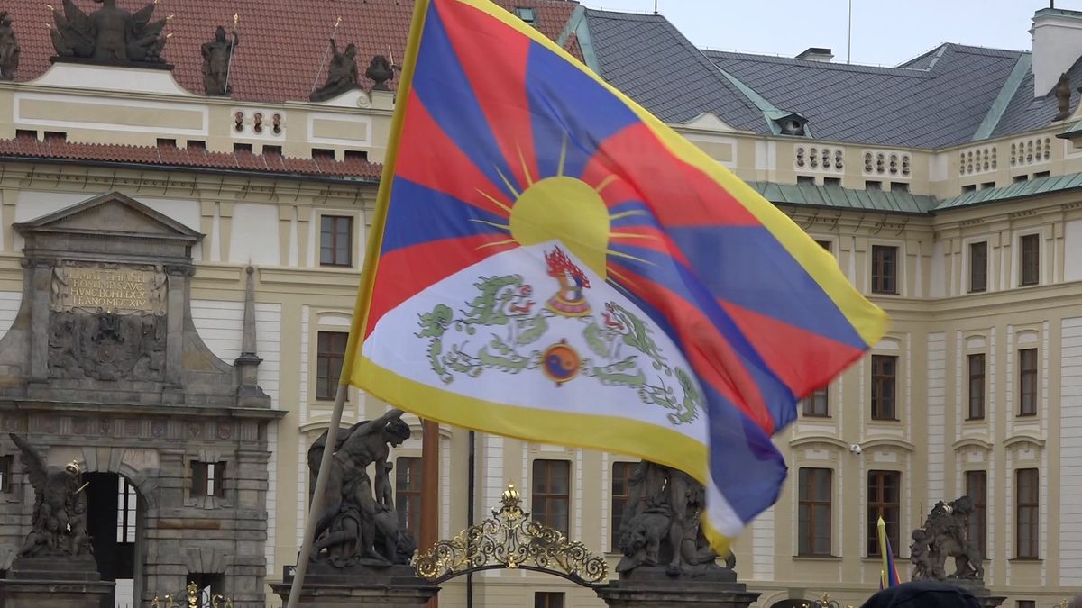 Tibetskou vlajku vyvěsily v Královéhradeckém kraji desítky radnic